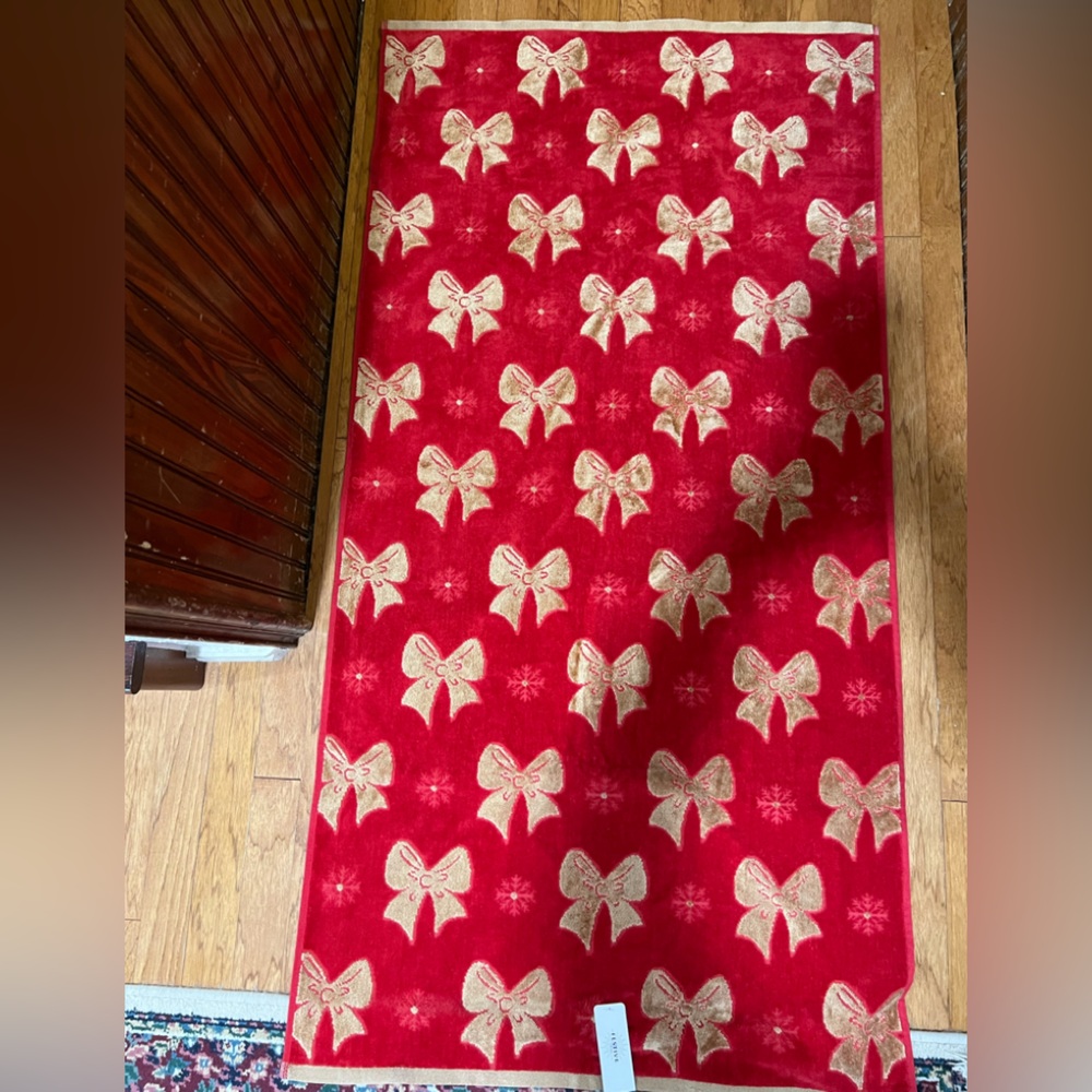 Festive Living, Okeo Tex Red and Gold Bow Pattern Towel 100% cotton. New